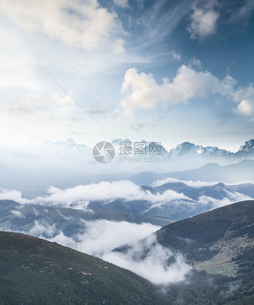 夏季自然景观山雾图片