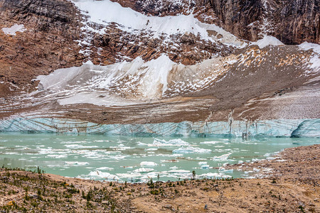 伊迪丝洞穴山的融水湖及其在加拿大艾伯塔州贾斯珀图片