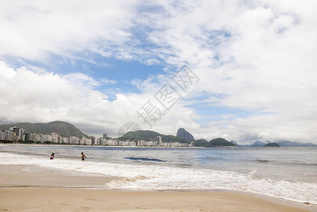 2013年12月19日巴西里约热内卢阳光下炎热夏季的Copaca图片