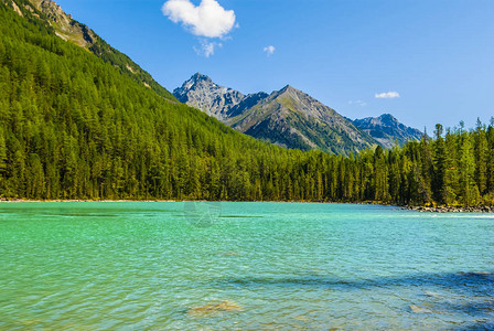 美丽的绿宝石湖图片