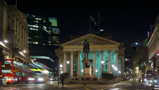 伦敦市英格兰银行附近皇家交易所的景象图片素材