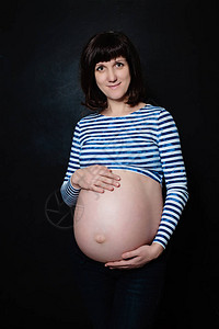 黑板背景的孕妇Blackbo图片