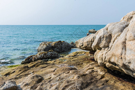 岩石海洋和蓝天Bangsaen海滩KhaoSamMukCh图片