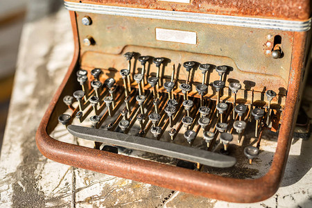 木质表面的旧式生锈打字机闭合低孔背景图片