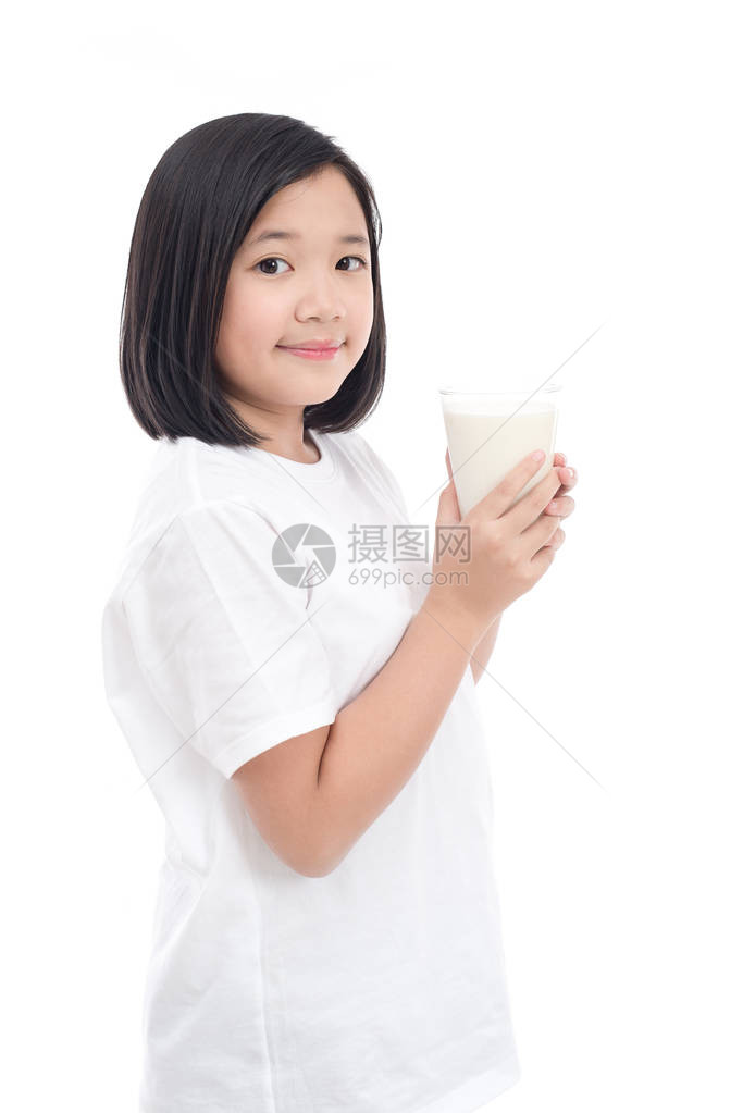 亚洲女孩拿杯牛奶白色背景上图片