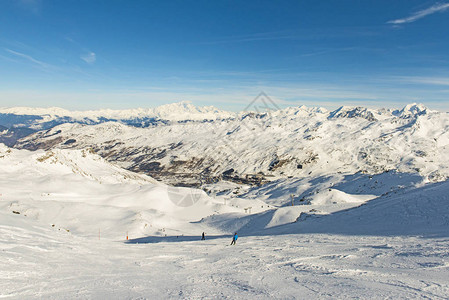 冬季高山度假胜地上滑雪斜坡车站的滑雪者图片