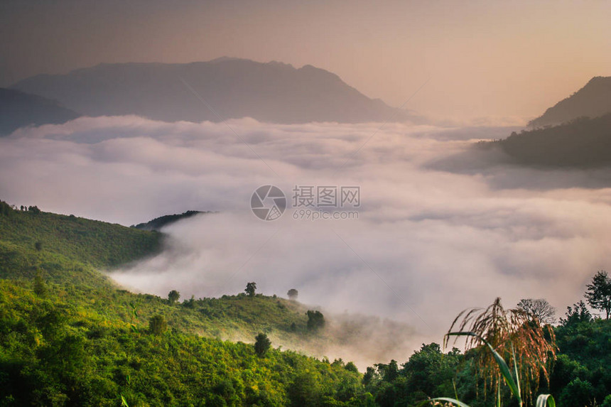 老挝北部山区谷底部的浓云图片