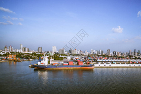 航空视图集装箱和货船进出口商业物流供应链运输概念和国际港口起重机图片