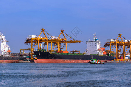 航空视图集装箱和货船进出口商业物流供应链运输概念和国际港口起重机图片