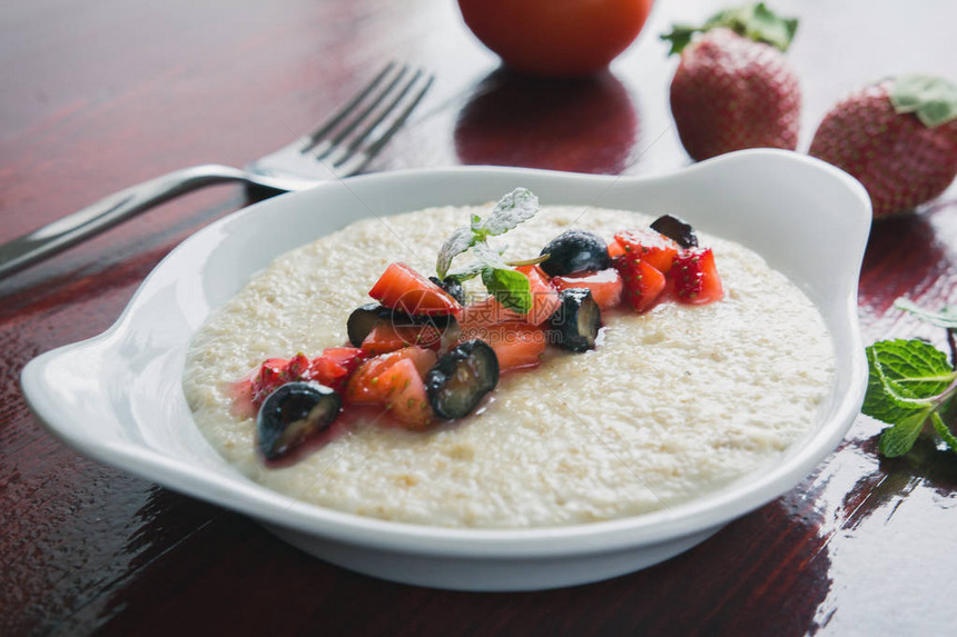 燕麦粥加水果和绿菜早餐用热健康图片