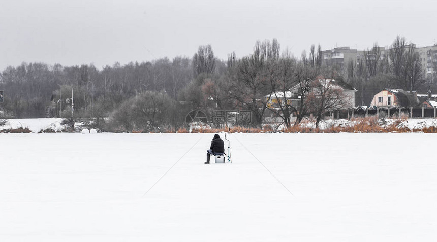 冰上一个渔夫配有图片