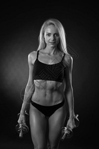美丽运动的肌肉健壮女人图片