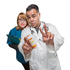 有处方药瓶的傻瓜医生和护士孤立图片