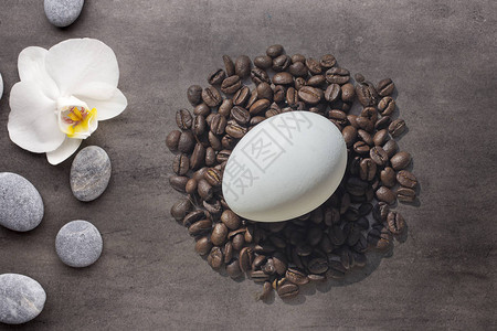 咖啡豆和复活节蛋图片
