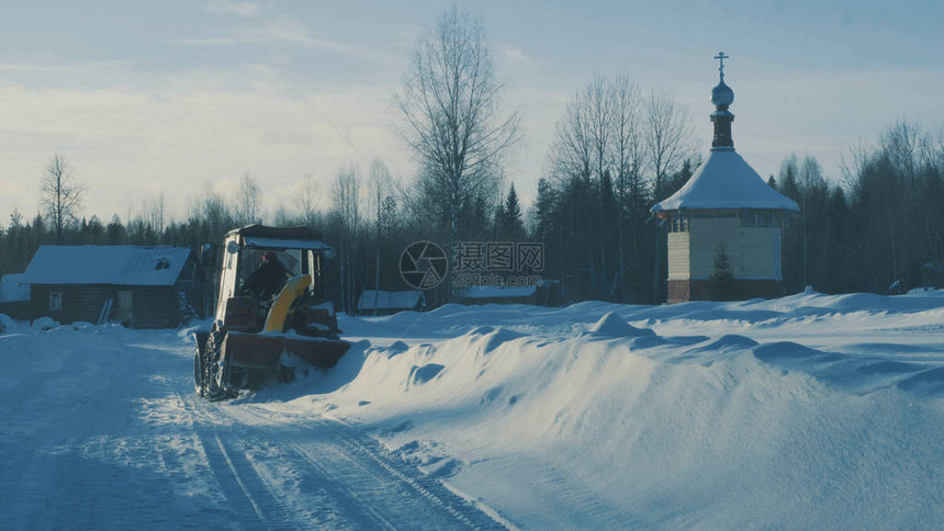 拖拉机向后行驶从冬季图片