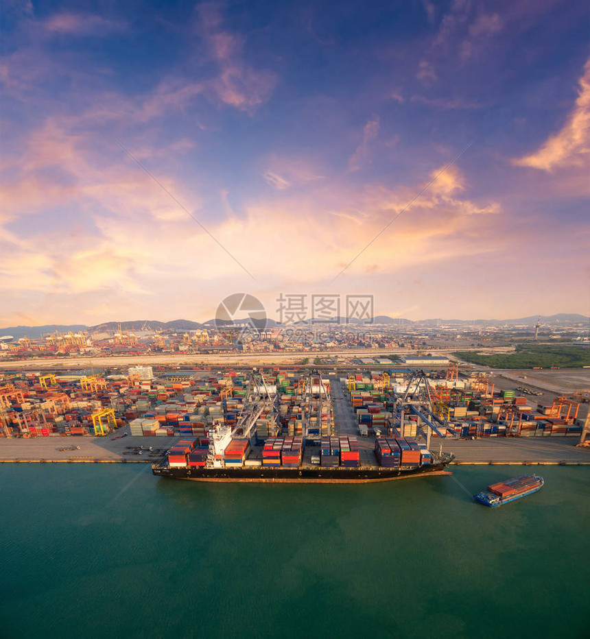 大型集装箱船在厂主要运输货物集装箱运输全球商业航运物流进出口行图片