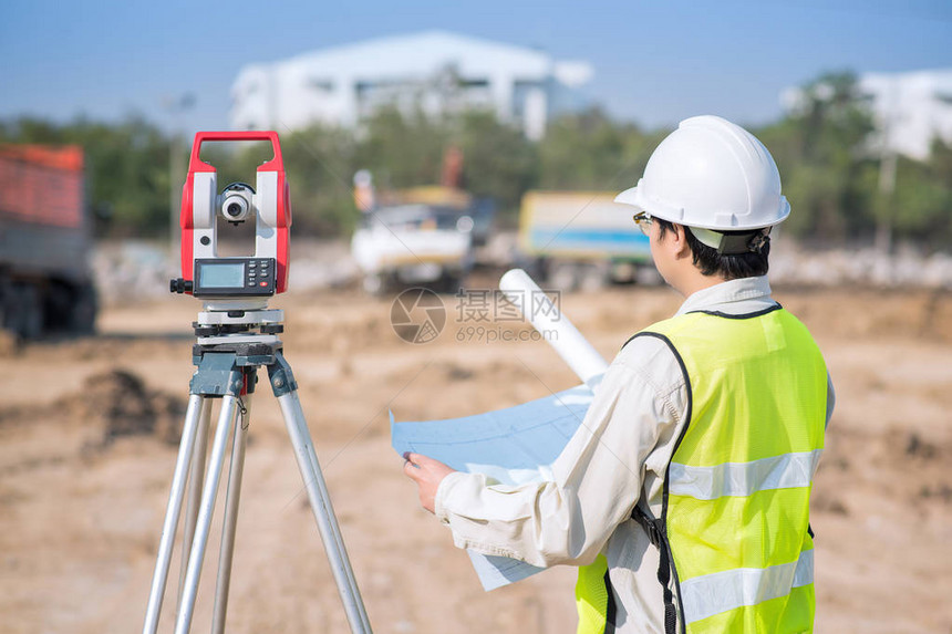 建筑工程师在现场检查新基础设施建设图片