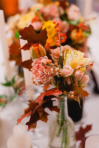 婚礼装饰白花和红花包在桌边图片