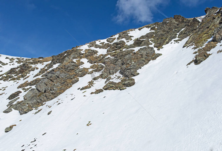 一座积雪的高山落基山峰的全景图片