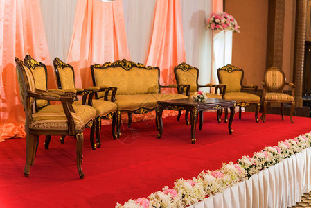 豪华室内婚礼的贵重椅子和鲜花有选择地图片