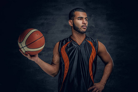 黑人篮球运动员的演播室肖像在灰色背图片