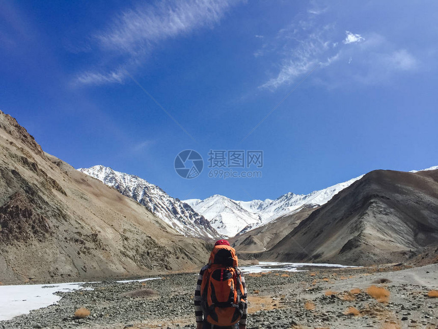 男子背包客在山上徒步旅行生活方式成功概念冒险活跃暑假户外登山运动复古图片