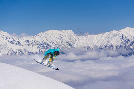 在山上飞行滑雪板极限运动图片