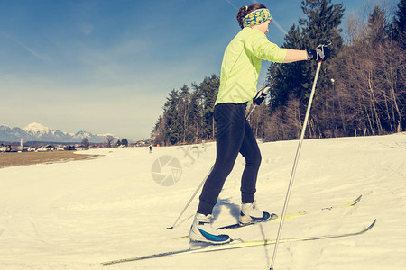 年轻女子跨越滑雪从事千年运图片