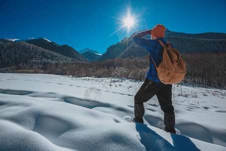 寒冷的天气山上积雪冬季徒步旅行图片