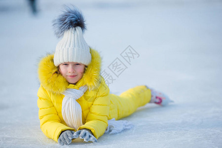 可爱的小女孩在溜冰场滑冰图片