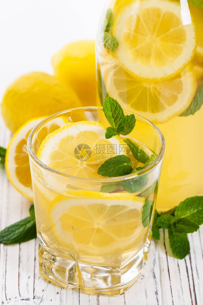 柠檬汁柠檬水饮料选择焦点图片