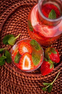 自制的草莓柠檬饮料图片
