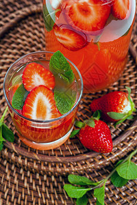 自制的草莓柠檬饮料图片