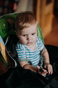 严肃的1岁男婴在第一次理发时图片