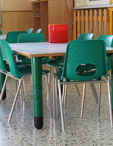 有绿色椅子没有孩子的校内教室中的绿色图片