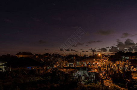 巴莱内斯村的夜景观热背景图片