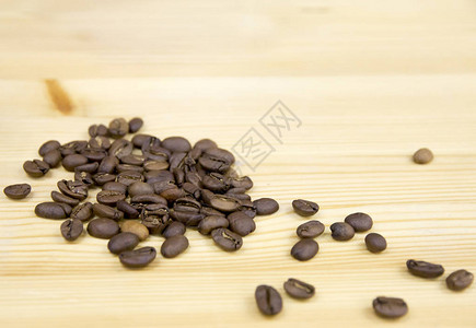 木桌上散落的新鲜咖啡豆图片