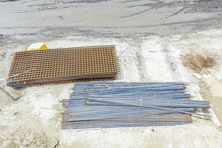 水泥钢铁栏杆建筑工地的生锈方块加图片