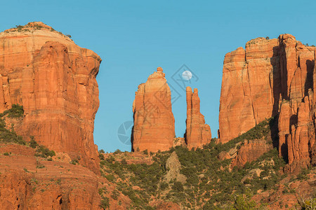 满月坐在亚利桑那州塞多纳风景秀丽的大教堂岩石上图片