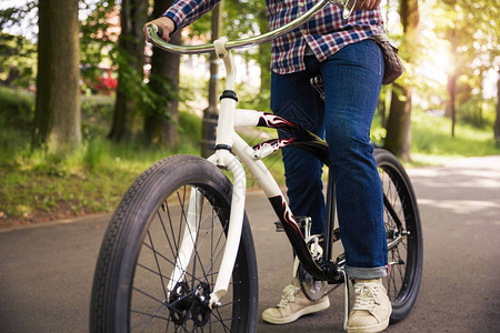 公园骑自行车的青年男图片