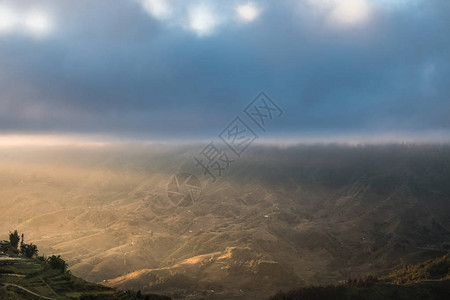 雾和乌云日出照耀着山谷风景图片