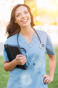 一位吸引人的年轻成年女医生或护士在外的图片