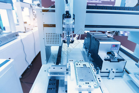 自动机器人在装配生产线在工厂工作智能事实上背景