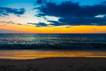 在海洋安达曼海滩的日落图片