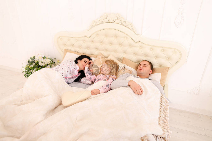 家庭夫妇睡觉图片