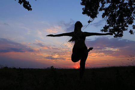 美貌丽的女需要瑜伽姿势体操和芭蕾舞花着伸展和冥想图片