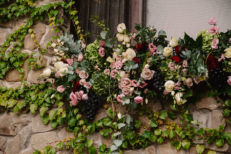 石墙上仪式的婚礼花卉组合图片