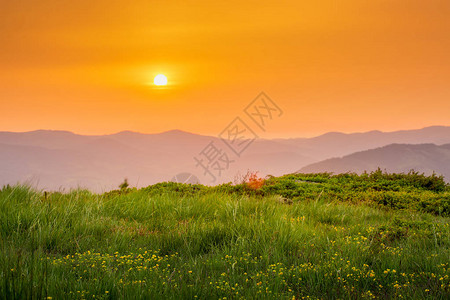 山地风景的大日落橙色的天空图片