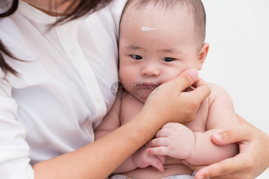 妈给儿子涂婴儿润肤露图片