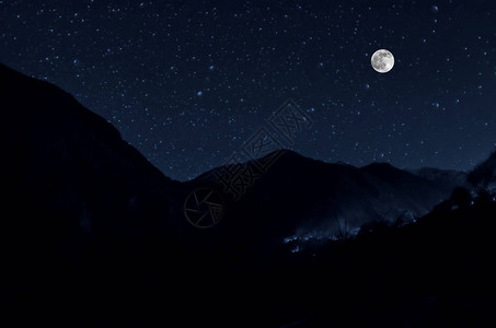 夜晚月光照亮图片